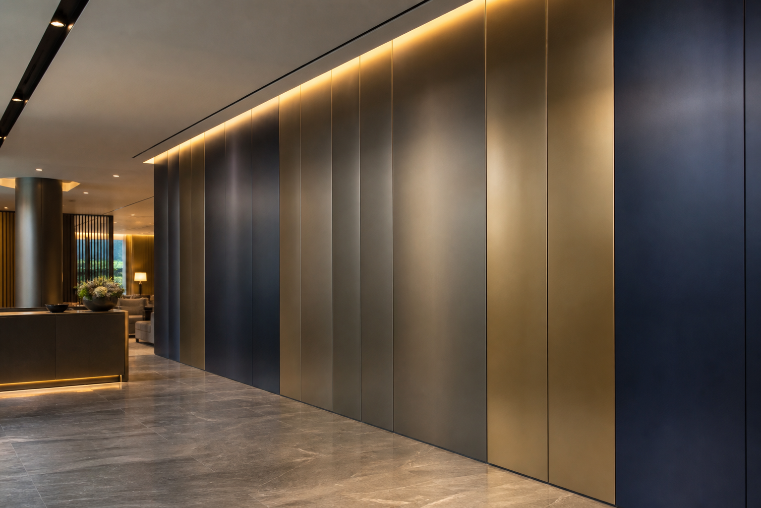 Lacivert ve şampanya renkli dekoratif metal panellerle tasarlanmış modern lobi