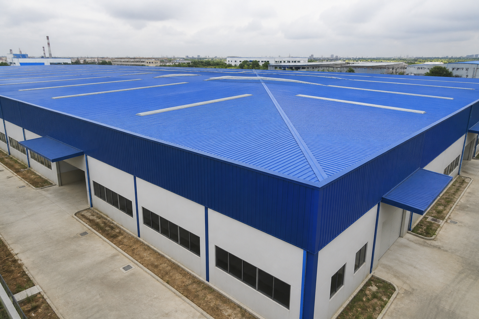 Mavi boyalı trapez çatı ve cephe kaplamalı modern depo